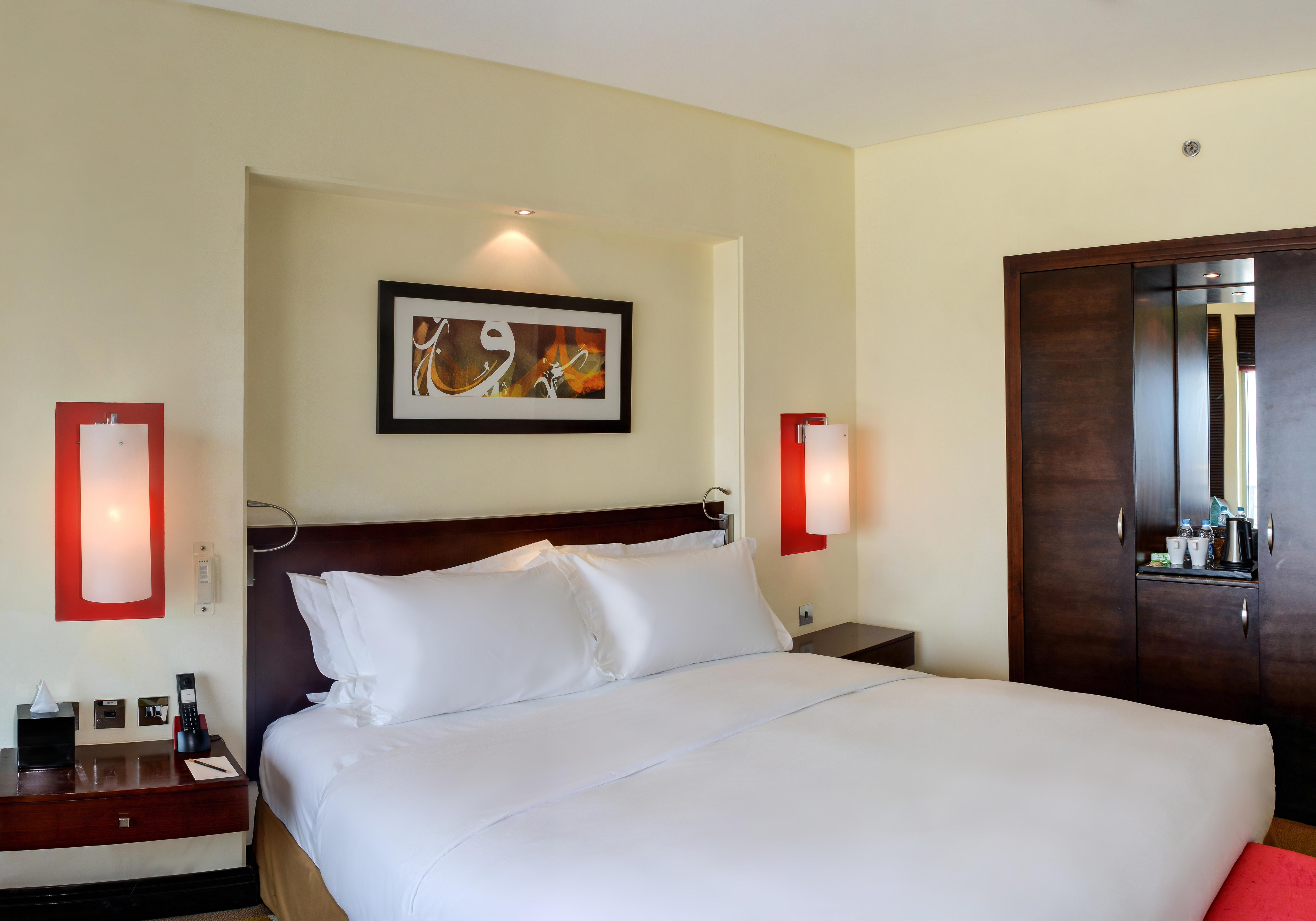 ホテル ソフィテル アル コバール ザ コーニッシュ アル・コバール エクステリア 写真 A bedroom at the hotel