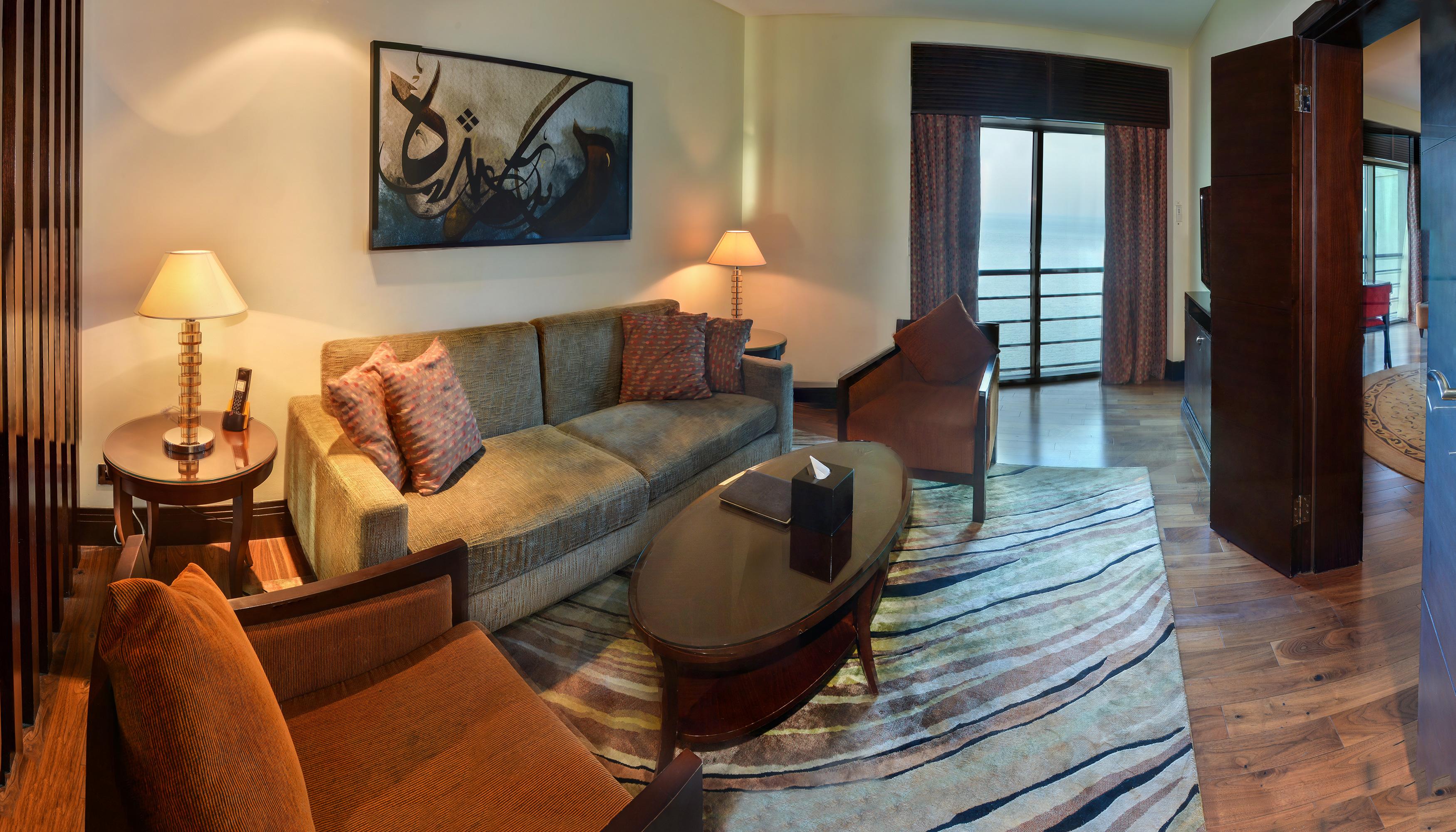 ホテル ソフィテル アル コバール ザ コーニッシュ アル・コバール エクステリア 写真 A living room in a suite at the Ritz-Carlton, Bahrain