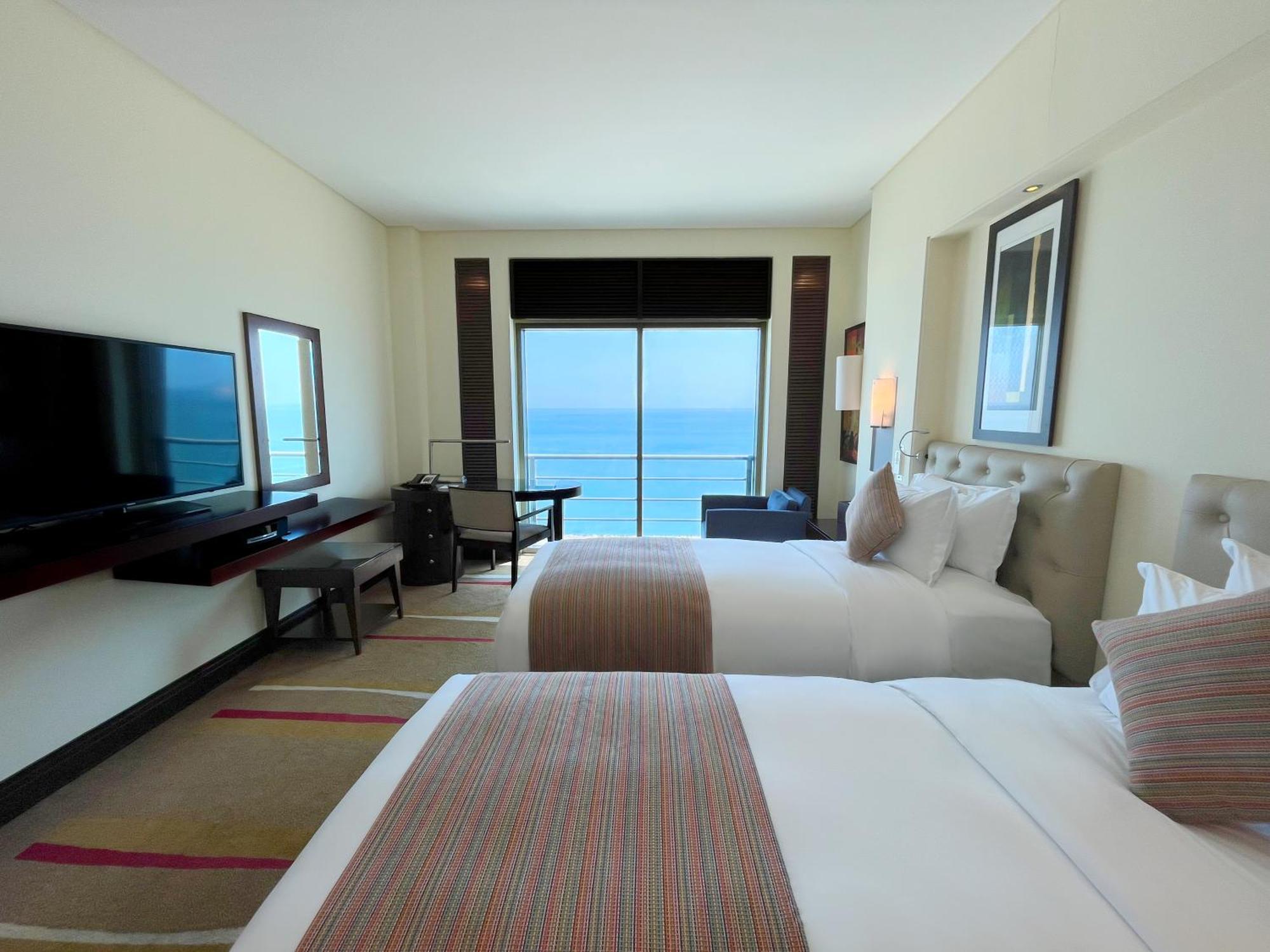 ホテル ソフィテル アル コバール ザ コーニッシュ アル・コバール エクステリア 写真 A room at the hotel