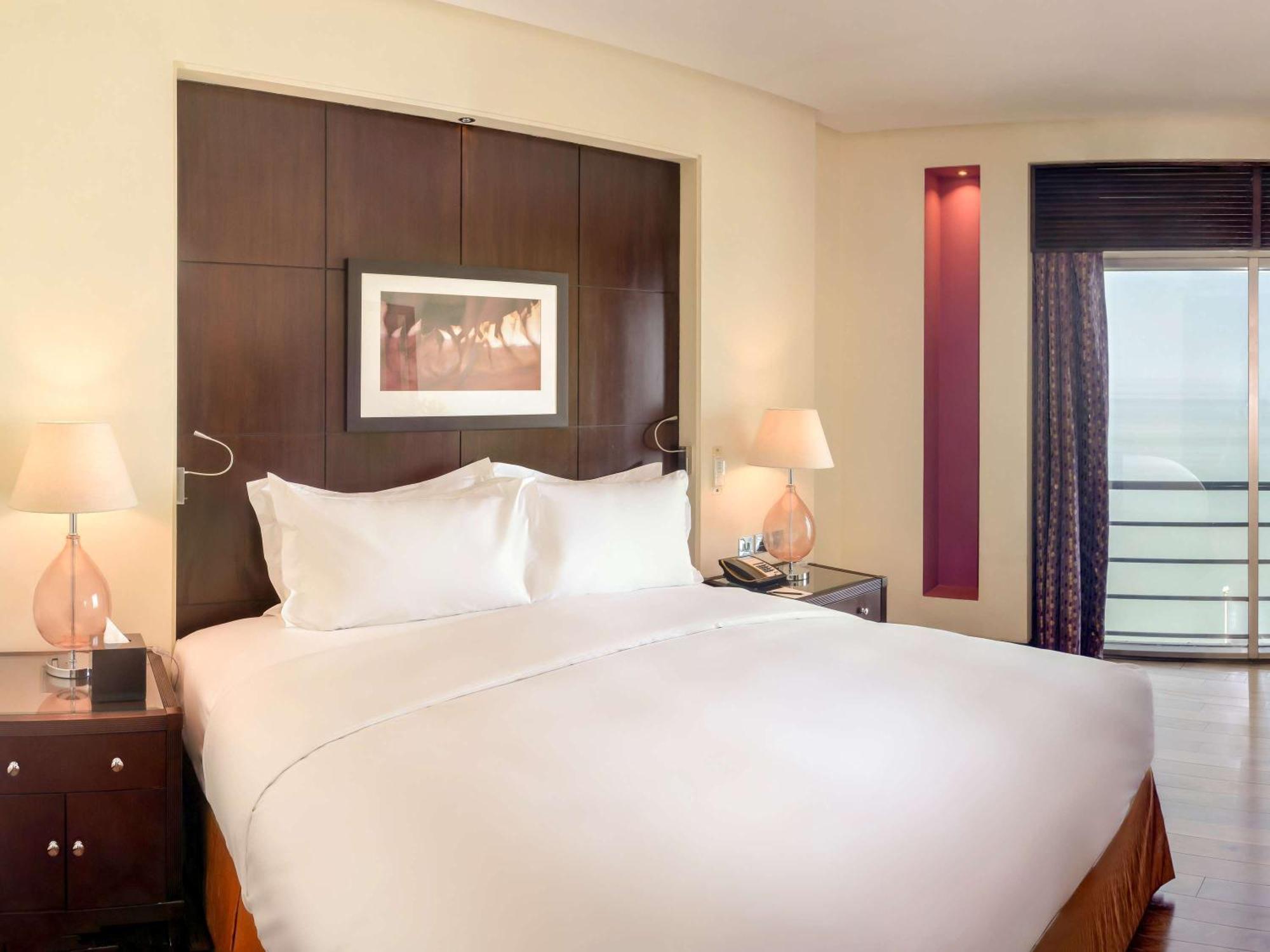 ホテル ソフィテル アル コバール ザ コーニッシュ アル・コバール エクステリア 写真 A bedroom at the hotel
