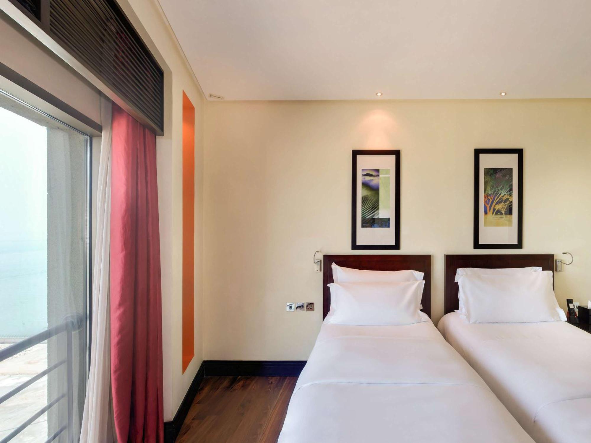 ホテル ソフィテル アル コバール ザ コーニッシュ アル・コバール エクステリア 写真 A typical room at the hotel