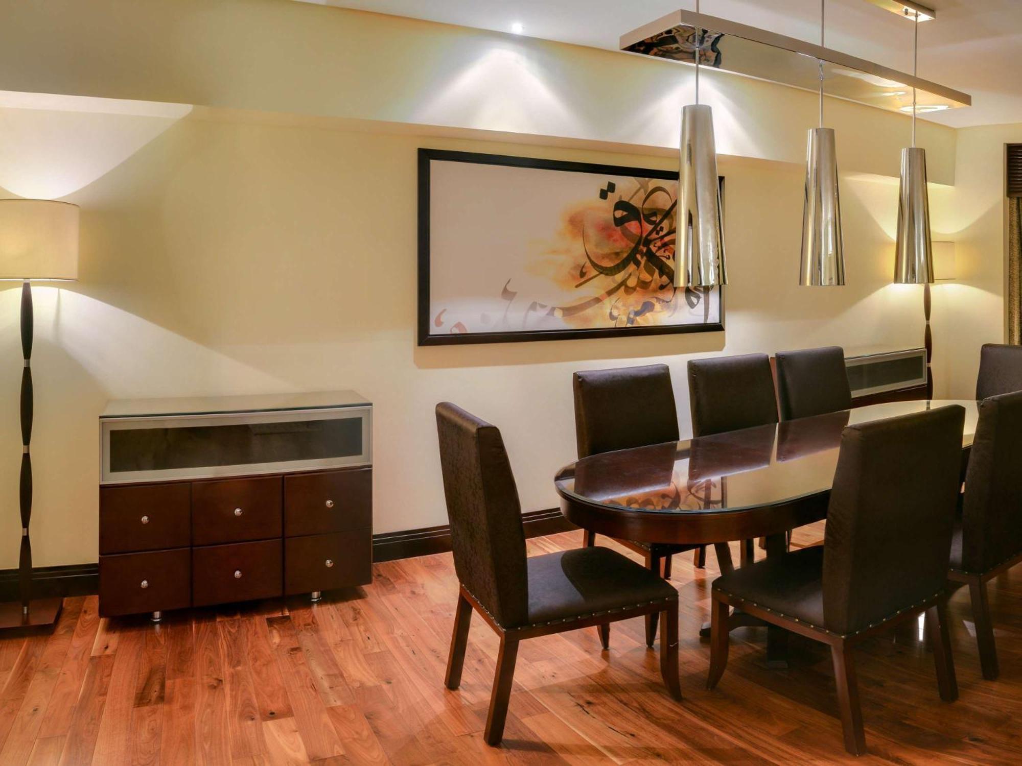ホテル ソフィテル アル コバール ザ コーニッシュ アル・コバール エクステリア 写真 A dining room