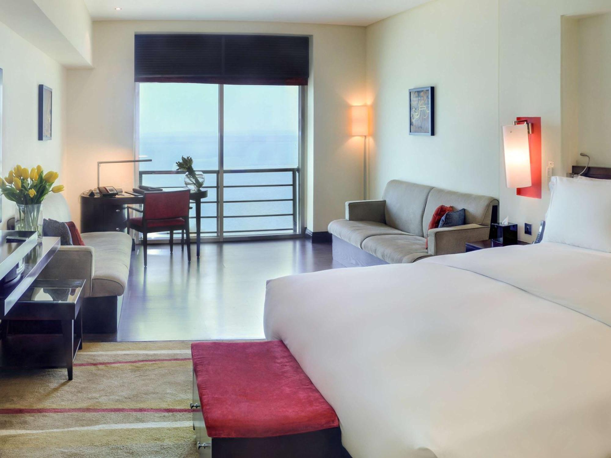 ホテル ソフィテル アル コバール ザ コーニッシュ アル・コバール エクステリア 写真 A typical room at the hotel