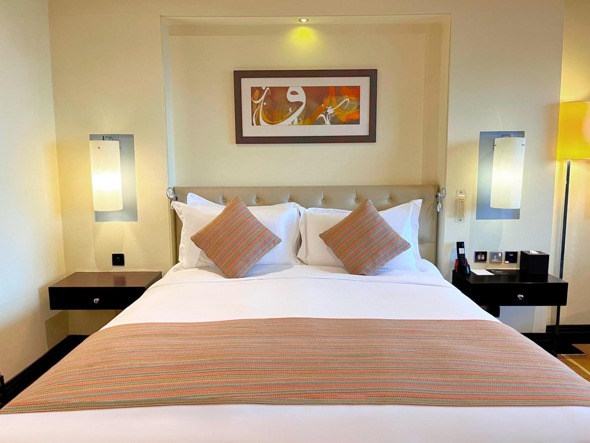 ホテル ソフィテル アル コバール ザ コーニッシュ アル・コバール エクステリア 写真 A bedroom at the hotel